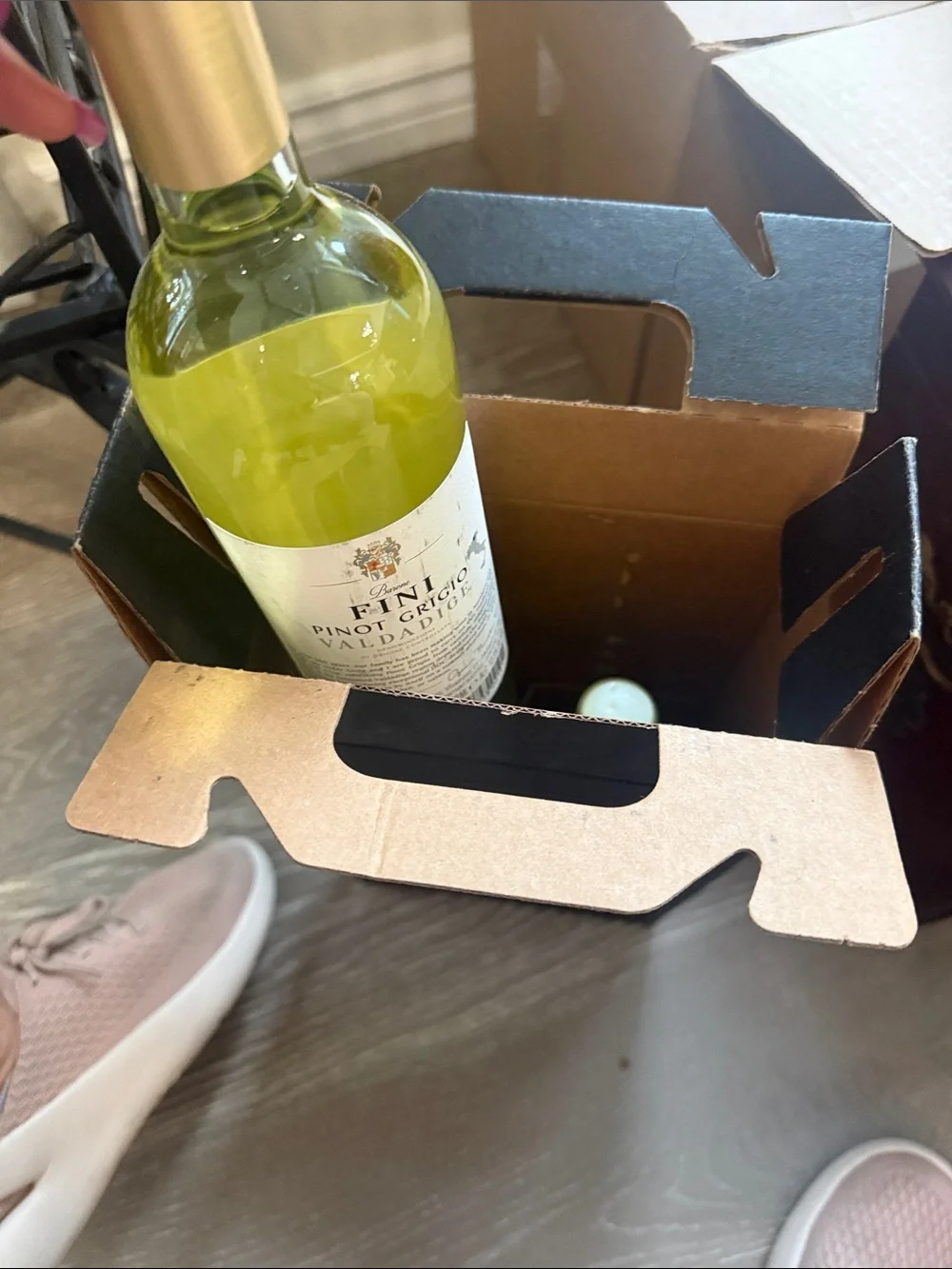Wine Bottle Carrier with Handle in Black and Brown